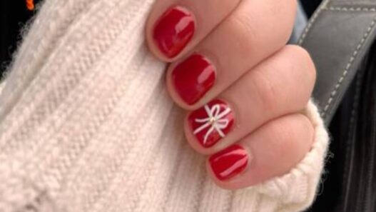 25 Short Christmas Nails That Sleigh This Holiday Season