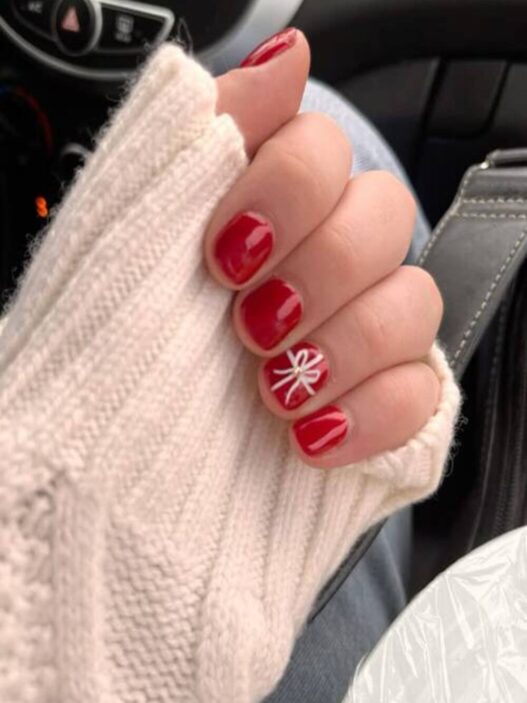25 Short Christmas Nails That Sleigh This Holiday Season